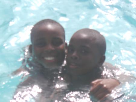 malick et alhassane ds l'eau